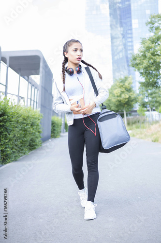 Ragazza che si reca agli allenamenti photo