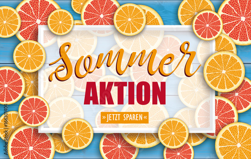 Sommeraktion - Orangen und Grapefruits auf blauen Holzbrettern mit einem weissen Rahnem
