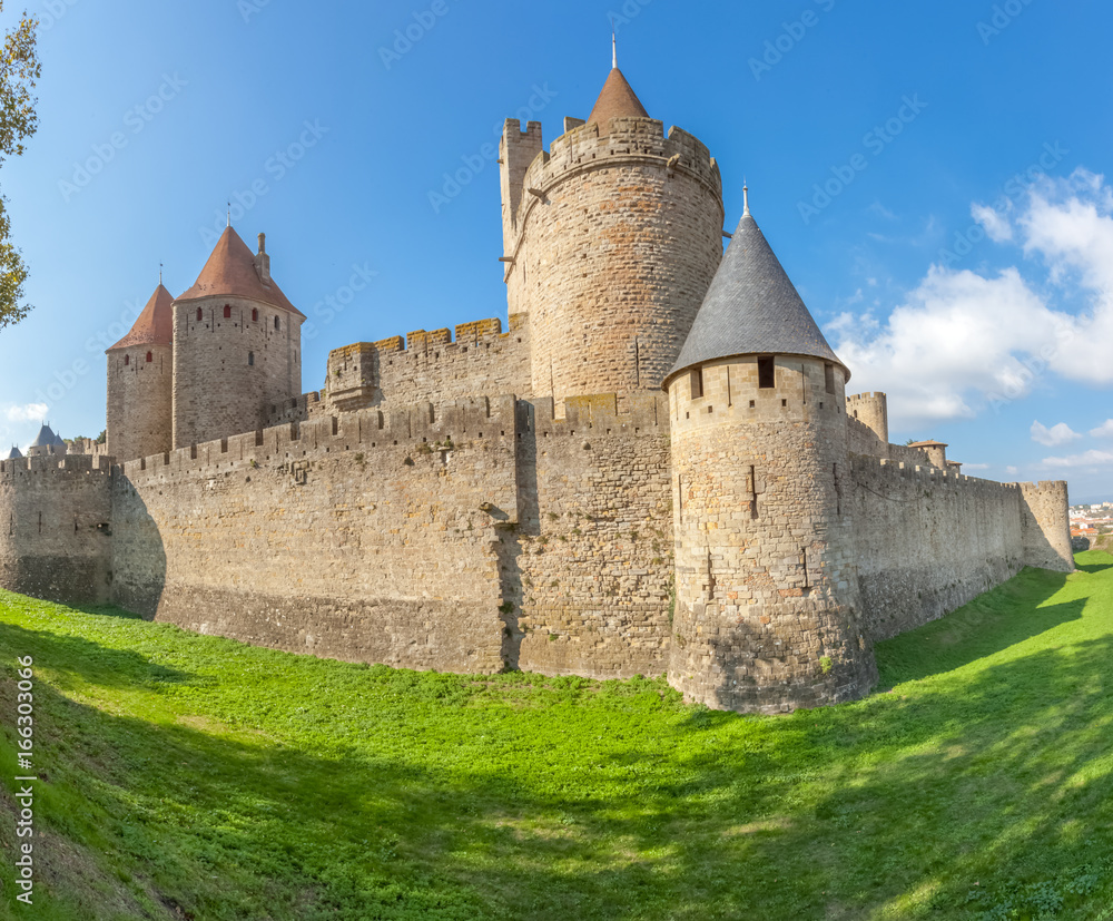 remparts de la Cité médiévale de Carcassonne, Aude, France 