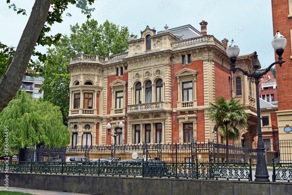 alte Villa an der Uferpromenade Bilbao
