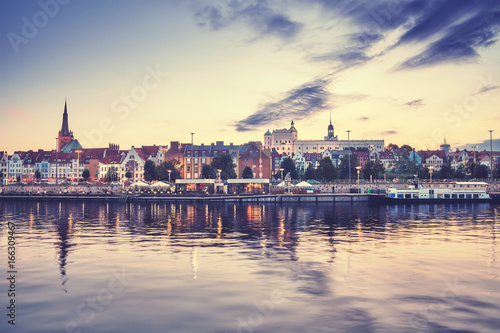 Fototapeta Szczecin nabrzeże o zachodzie słońca, tonowanie kolorów stosowane, Polska.