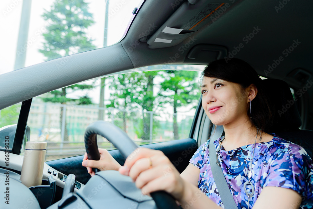 車の運転をしている女性 車の運転をしている女性