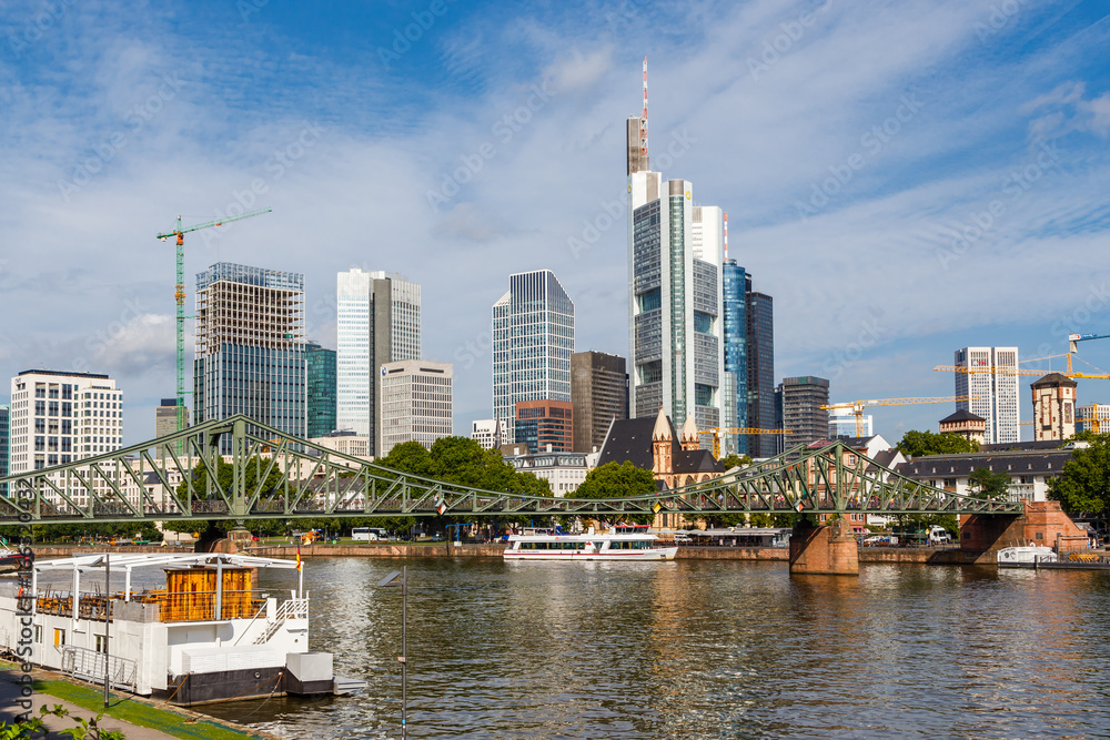 Fototapeta premium Frankfurt am Main, Ansicht vom Sachsenhäuser Ufer. 31.07.2017.