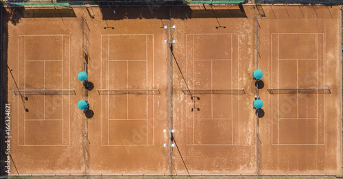 Vista aerea ortogonale di campo da tennis in terra battuta rossa. Ci sono 4 campi ed è estate perciò al circolo sportivo non c' è nessuno. © Stefano Tammaro