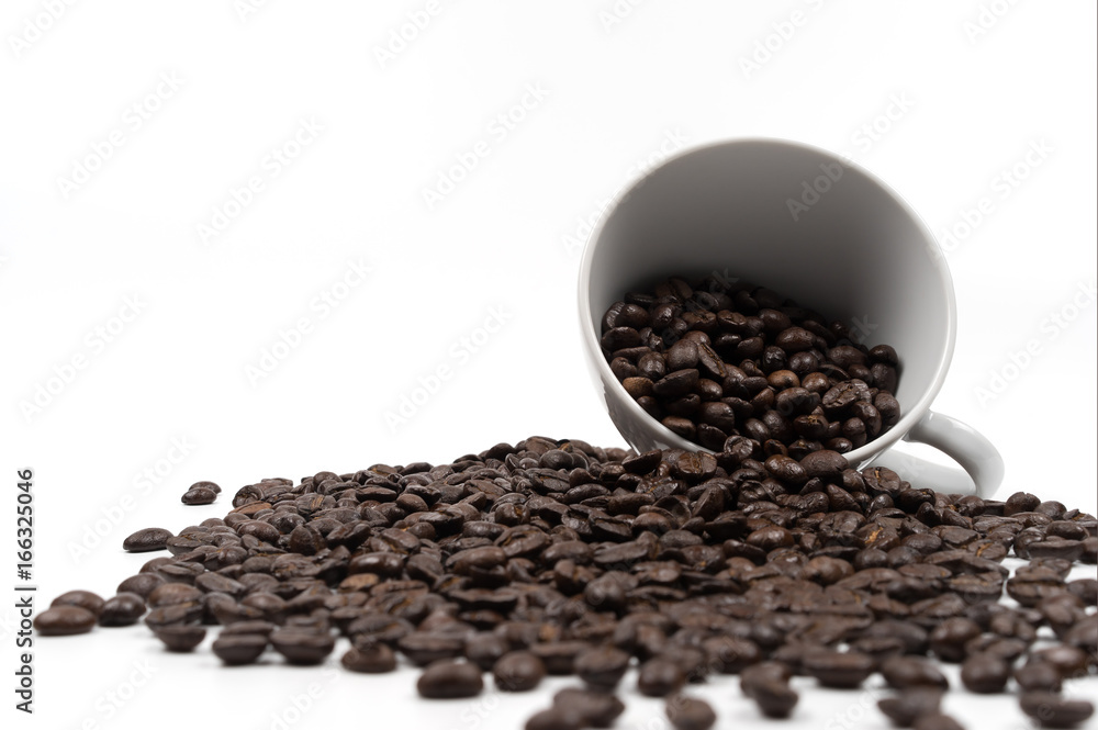 Fototapeta premium Roasted coffee beans in a cup of coffee