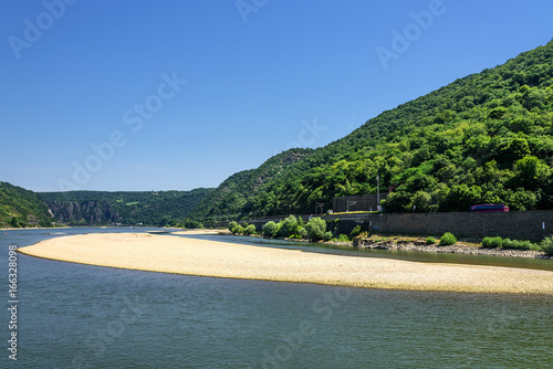 Fototapeta Naklejka Na Ścianę i Meble -  Rhein Fluss Gebirge Sandbank