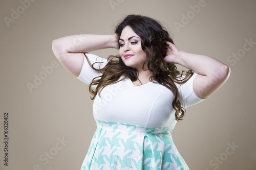 Fotografía Happy plus size fashion model in casual clothes, fat woman on beige background,