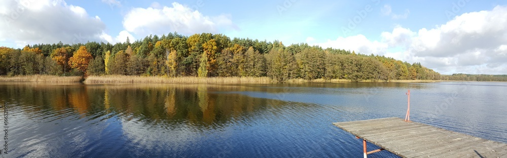 jezioro jelenińskie jesienią