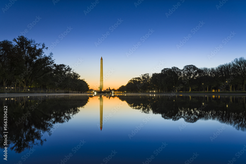 Obraz premium amanecer con reflejo