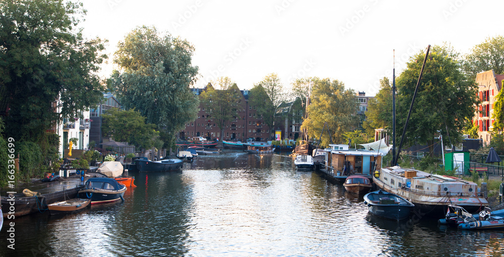 Anlegeplatz für Hausboote an der Gracht in Amsterdam