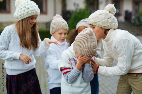 Fotografia Kids comforting their crying friend