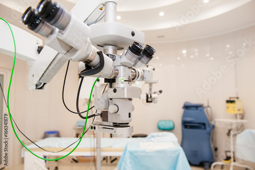 Foto Fragment of ophthalmic laser system in eye surgery clinic