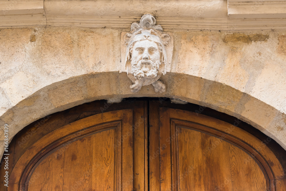 Obraz premium Paris, beautiful wooden massive door, girder with sculptures 