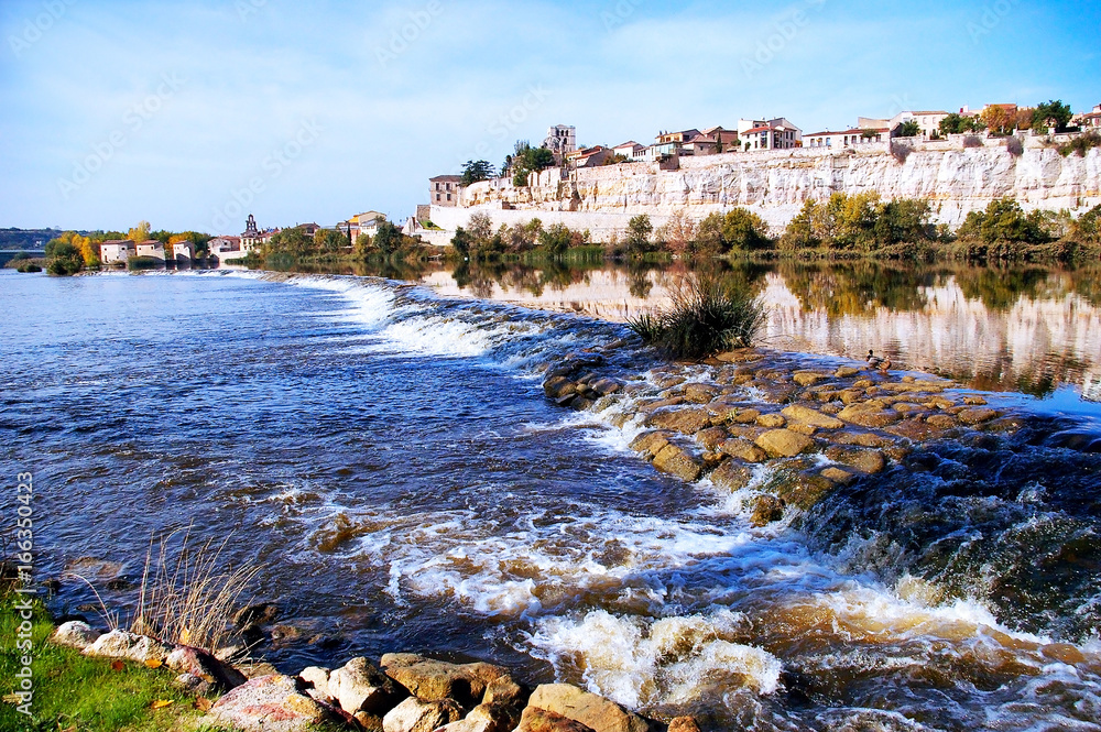 Fototapeta premium La ciudad de Zamora desde el puente de piedra sobre el río Duero