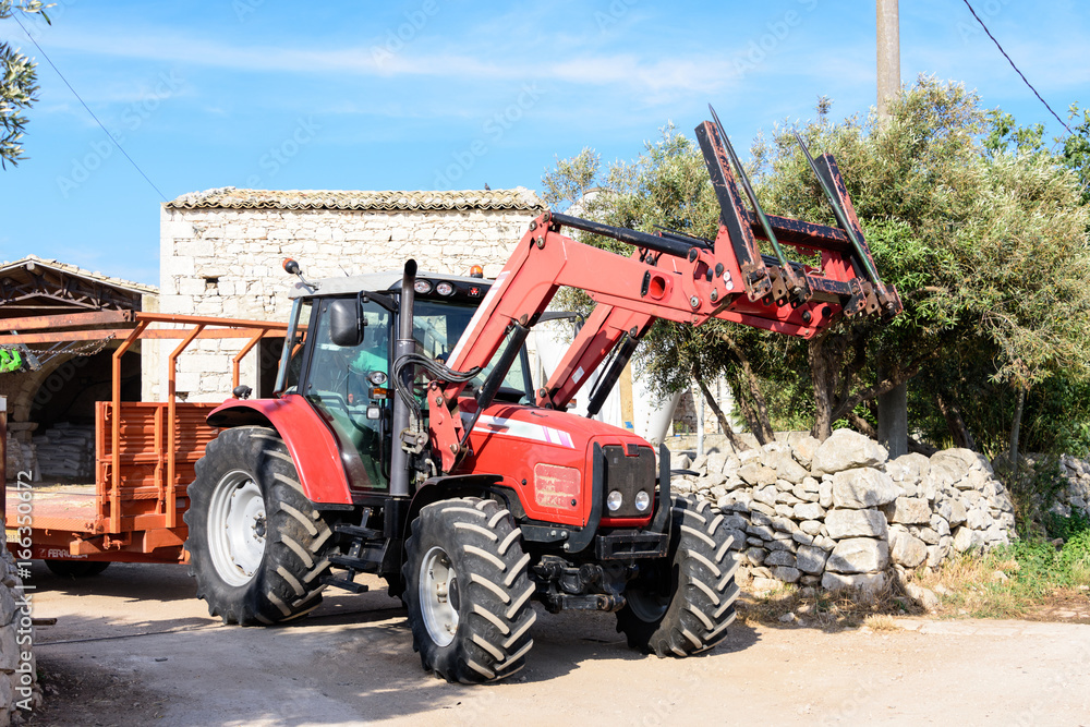 Fototapeta premium Gabelstapler fähr zum Getreidefeld