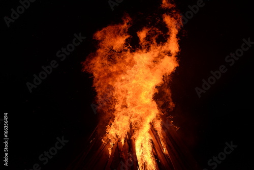 Feuerteufel, lodernde Flammen im Johannisfeuer