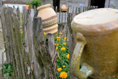 Obraz na płótnie Clay pots drying on a rustic wooden fence w salonie