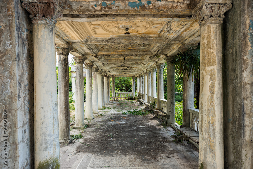 Obraz premium Old dilapidated corridor with columns. Railway station in Gagra. Abkhazia