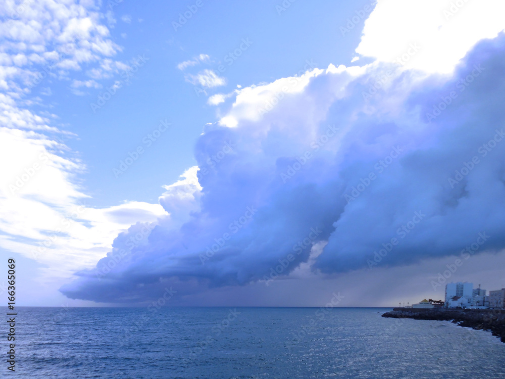 Nubes de lluvia en la playa de Cádiz, Andalucía. España