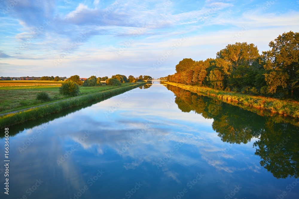 Fototapeta premium Sonnenuntergang am Mittellandkanal
