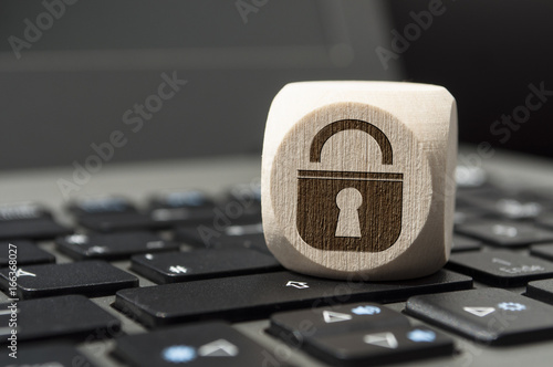 Tastatur mit Würfel und Schloss Passwortschutz Kennwortschutz Computersicherheit photo