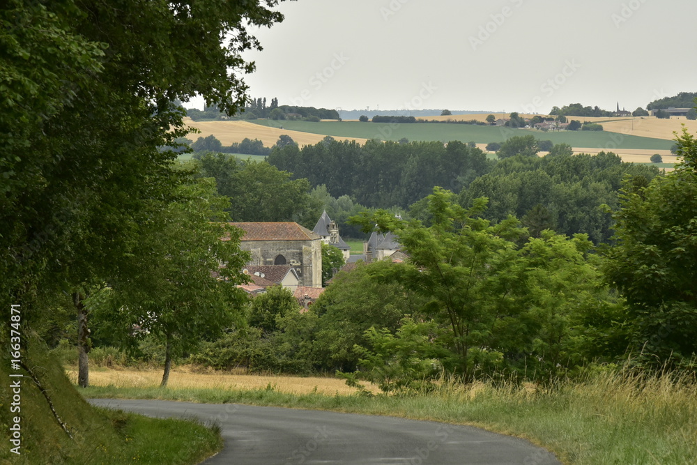 Route vers le village de Champagne au Périgord Vert où on aperçois l'église romane et le château