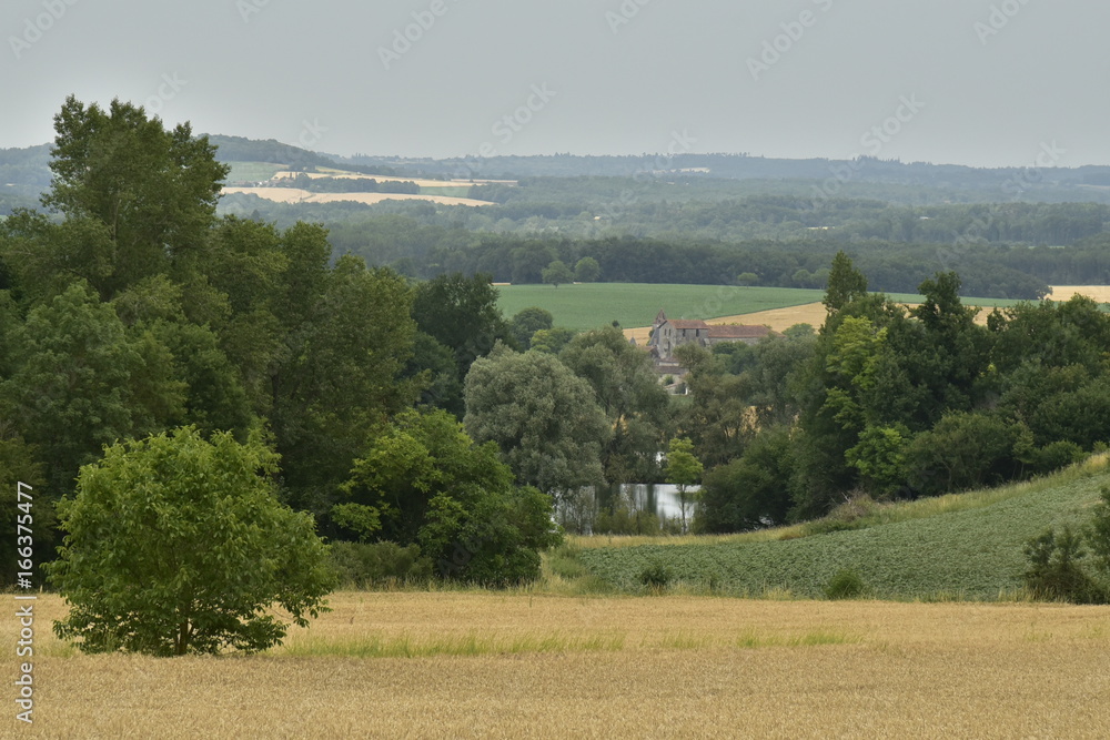 Vue plongeante vers les étangs et l'église romane du Champagne au Périgord Vert Vue plongeante vers les étangs et l'église romane du Champagne au Périgord Vert