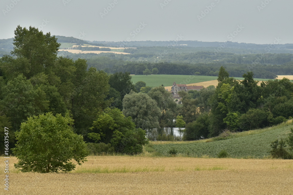 Vue plongeante vers les étangs et l'église romane du Champagne au Périgord Vert