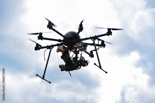 Fototapeta Naklejka Na Ścianę i Meble -  Drone mit Foto Kamera