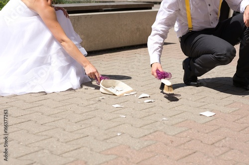 The bridegroom sweeps the shards from the broken plate