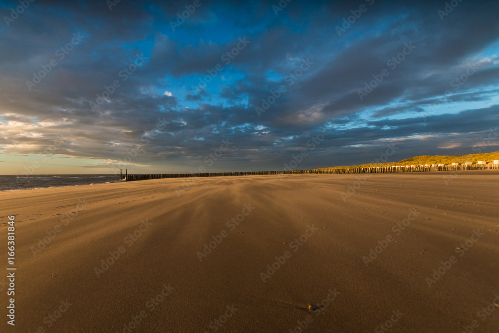 Sandbewegung, Strand Oostkapelle, Zeeland, NL