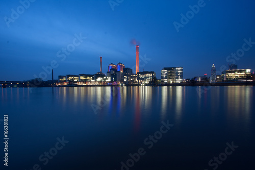 Kraftwerk spiegelt sich im Fluss