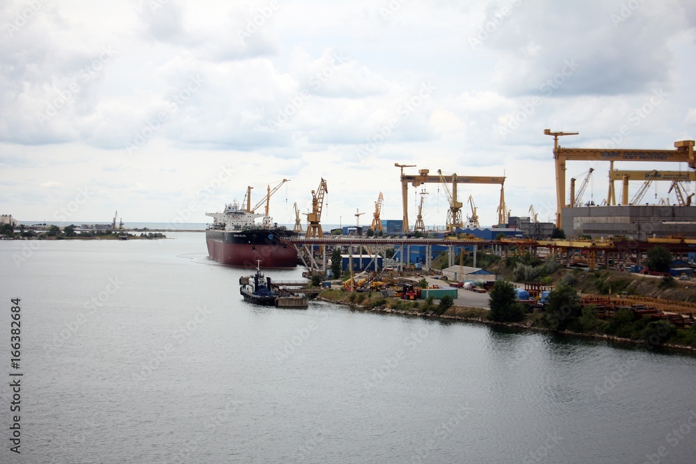 Heavy cranes in the port