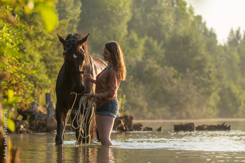 Mädchen mit Pferd im See © Nadine Haase