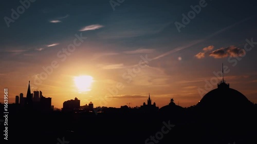 Setting sun timelapse over sillhuette of moscow kremlin buildings, picturesque summer evening view