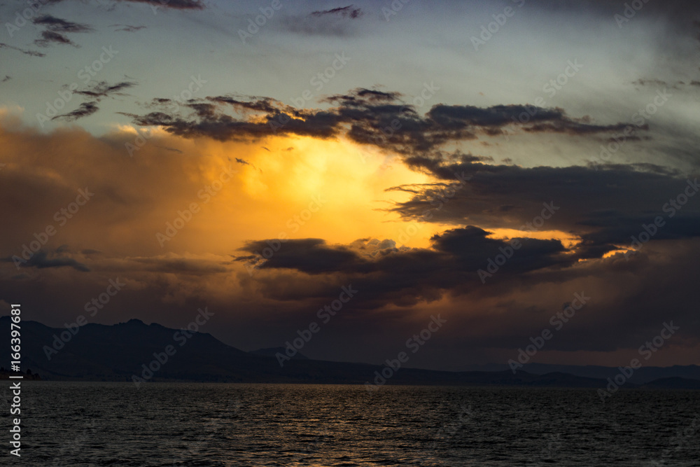Obraz premium Atardece en el Lago Titicaca