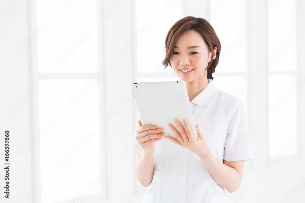 笑顔のナース　タブレット