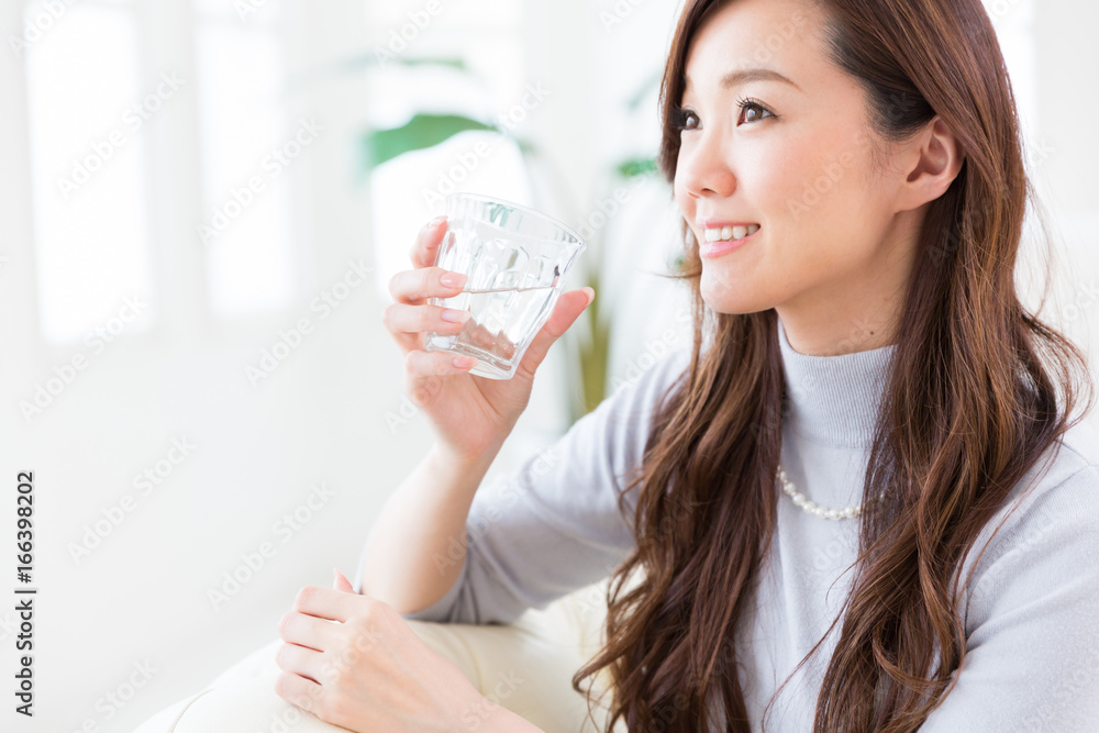 水を飲む女性