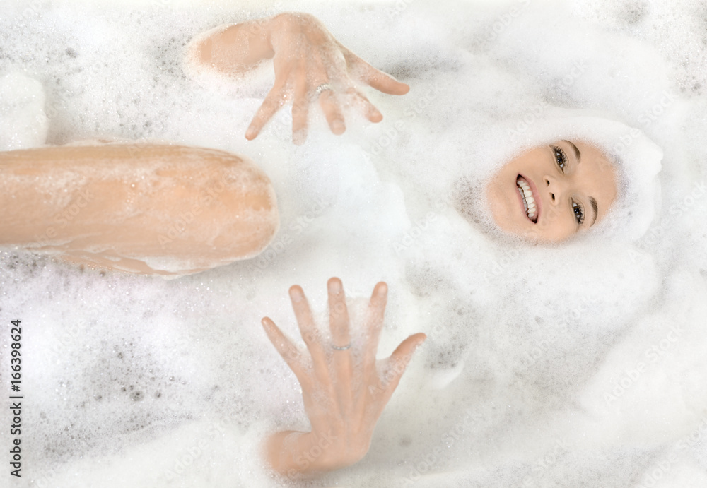 Frau in Badewanne genießt erholsames Schaumbad