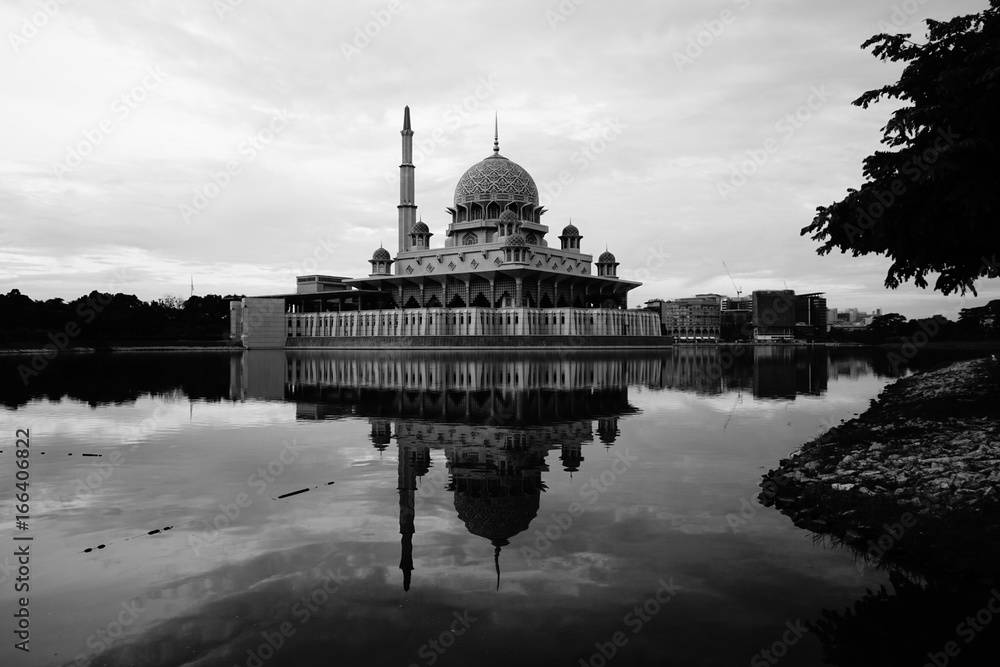 Obraz premium Putra mosque, the most famous tourist attraction in Malaysia.