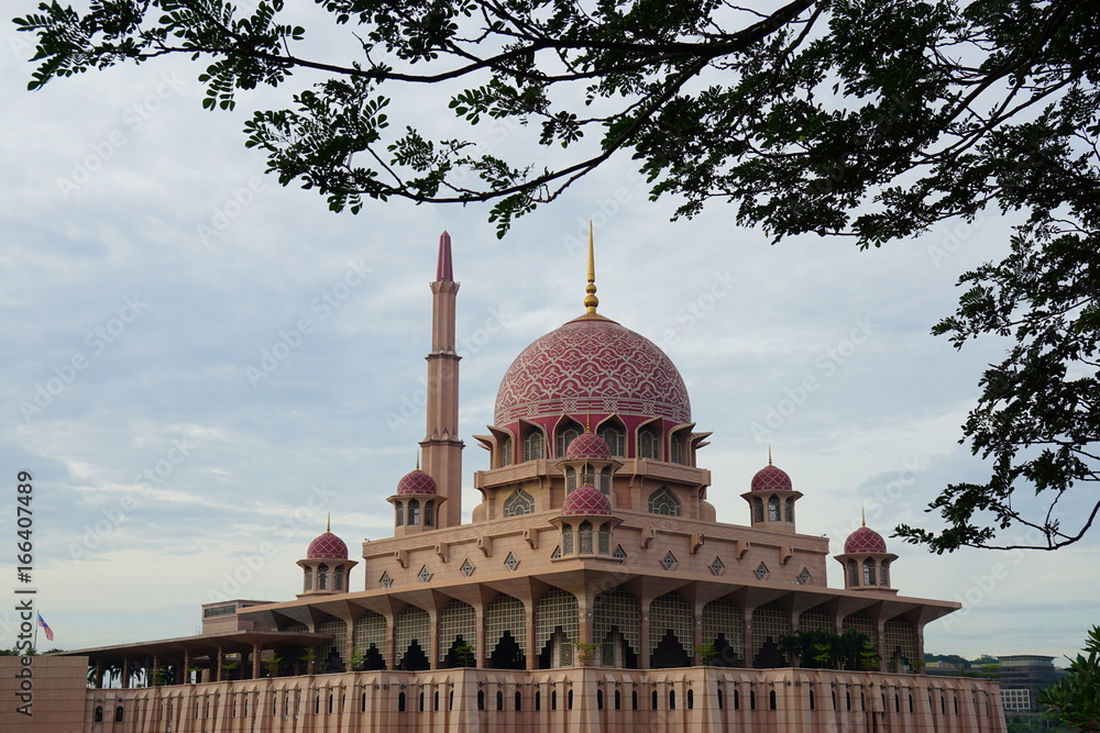 Obraz premium Putra mosque, the most famous tourist attraction in Malaysia.