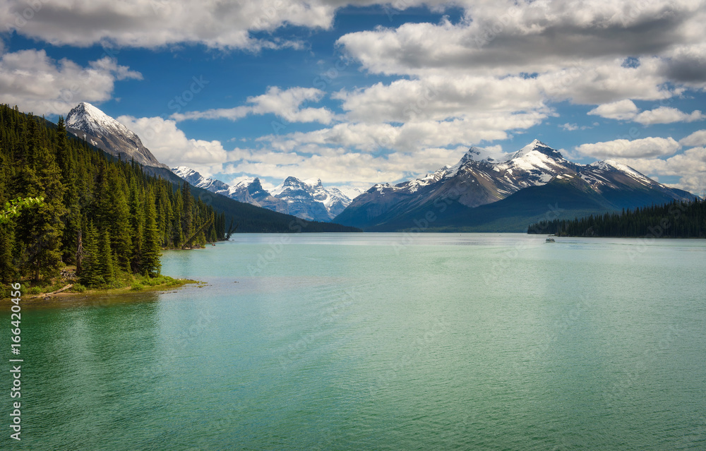 Naklejka premium Maligne Lake in Jasper National Park
