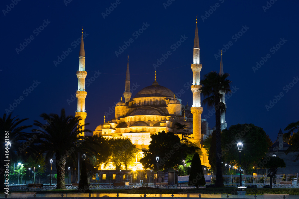 Naklejka premium Turcja, Błękitny Meczet (Sultan Ahmed Mosque) w Stambule w nocy