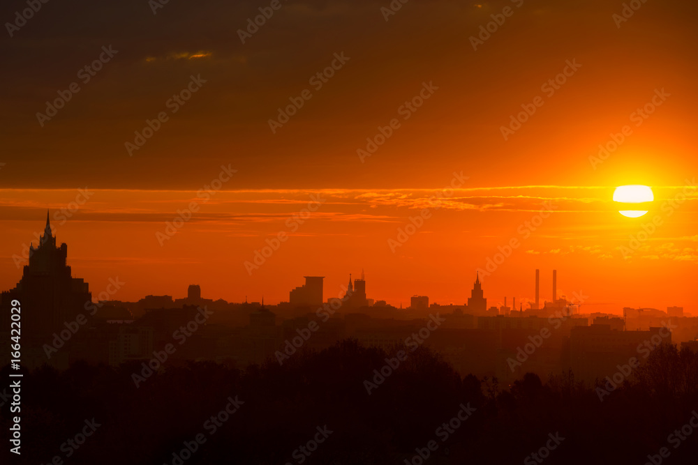 Fototapeta premium The sun rises above the horizon in Moscow