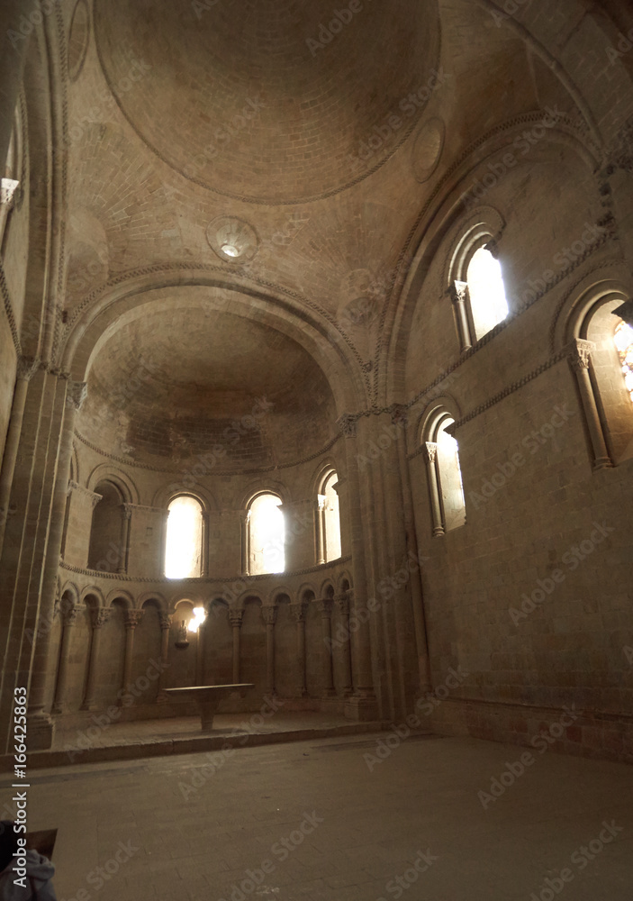 Interior de la capilla del Castillo de Loarre en Huesca, España