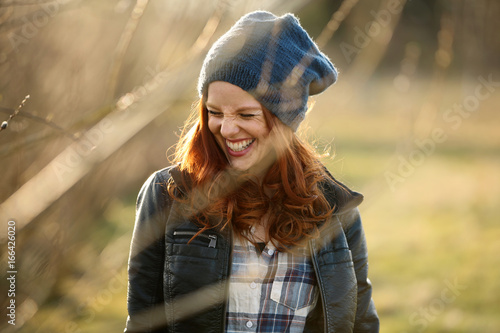 Hübsche rothaarige Frau lacht photo