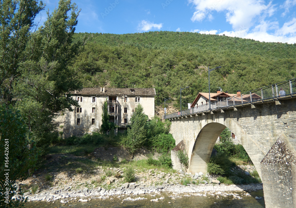 Mansión abandonada junto a un río en Huesca, España