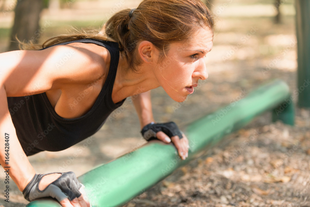 Obraz premium Female athlete doing push-ups