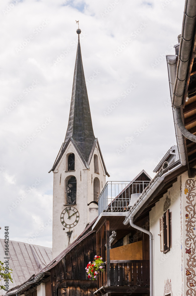 Guarda, Dorf, Kirche, Dorfkirche, Kirchturm, historische Häuser, Wanderweg, Alpen, Schweizer Berge, Engadin, Unterengadin, Sommer, Graubünden, Schweiz Guarda, Dorf, Kirche, Dorfkirche, Kirchturm, historische Häuser, Wanderweg, Alpen, Schweizer Berge, Engadin, Unterengadin, Sommer, Graubünden, Schweiz
