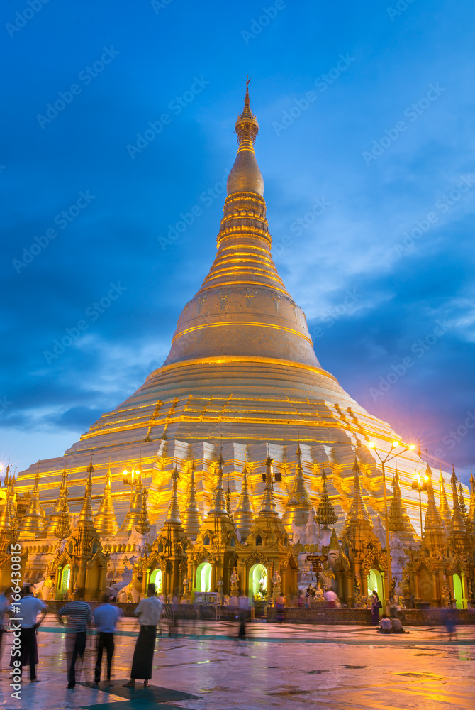 Fototapeta premium Shwedagon Pagoda during sunset in Yangon, Myanmar.